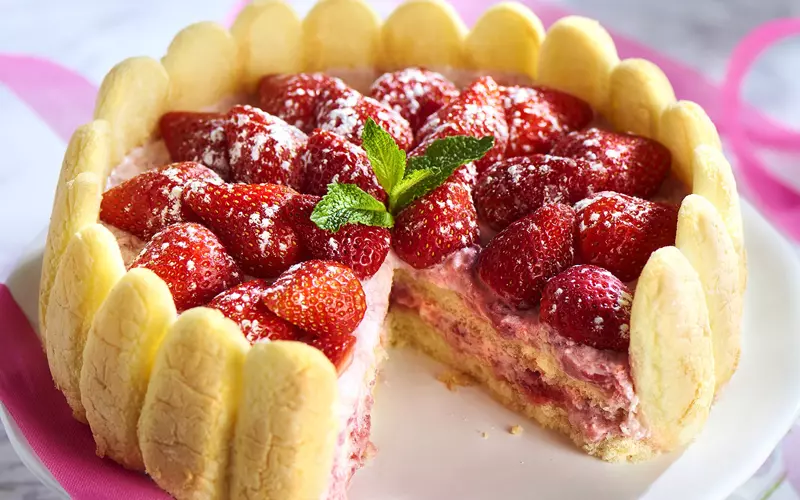 Пирог с микрозеленью и клубникой